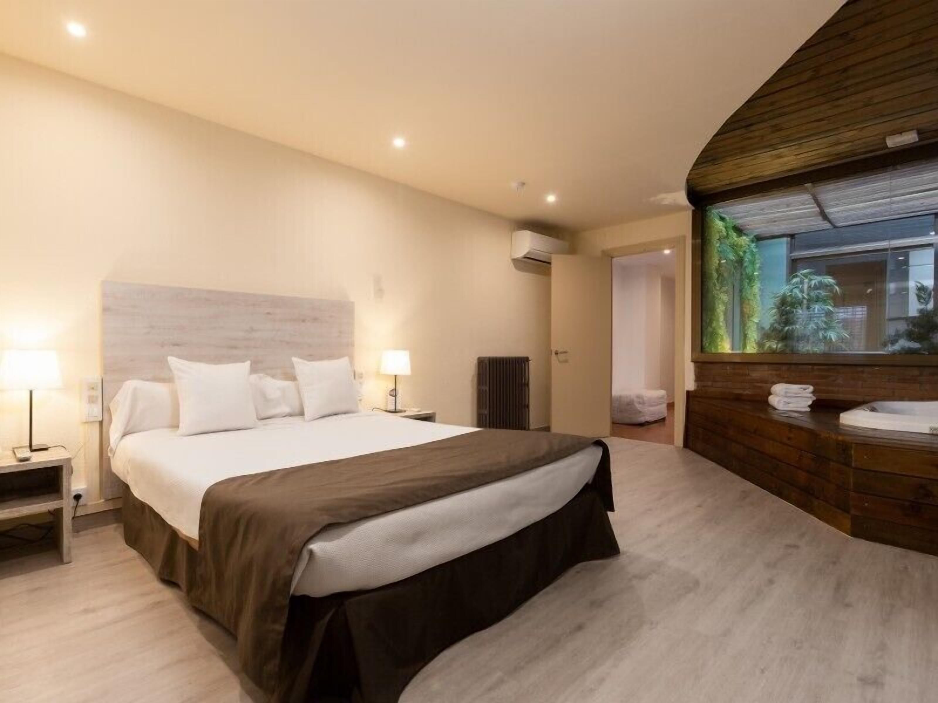 Travel cot, free WiFi, bed sheets
