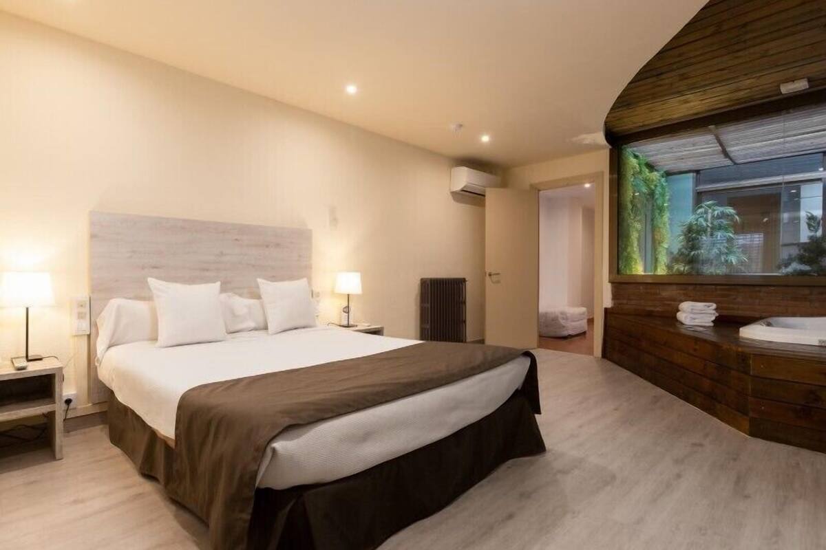Travel cot, free WiFi, bed sheets