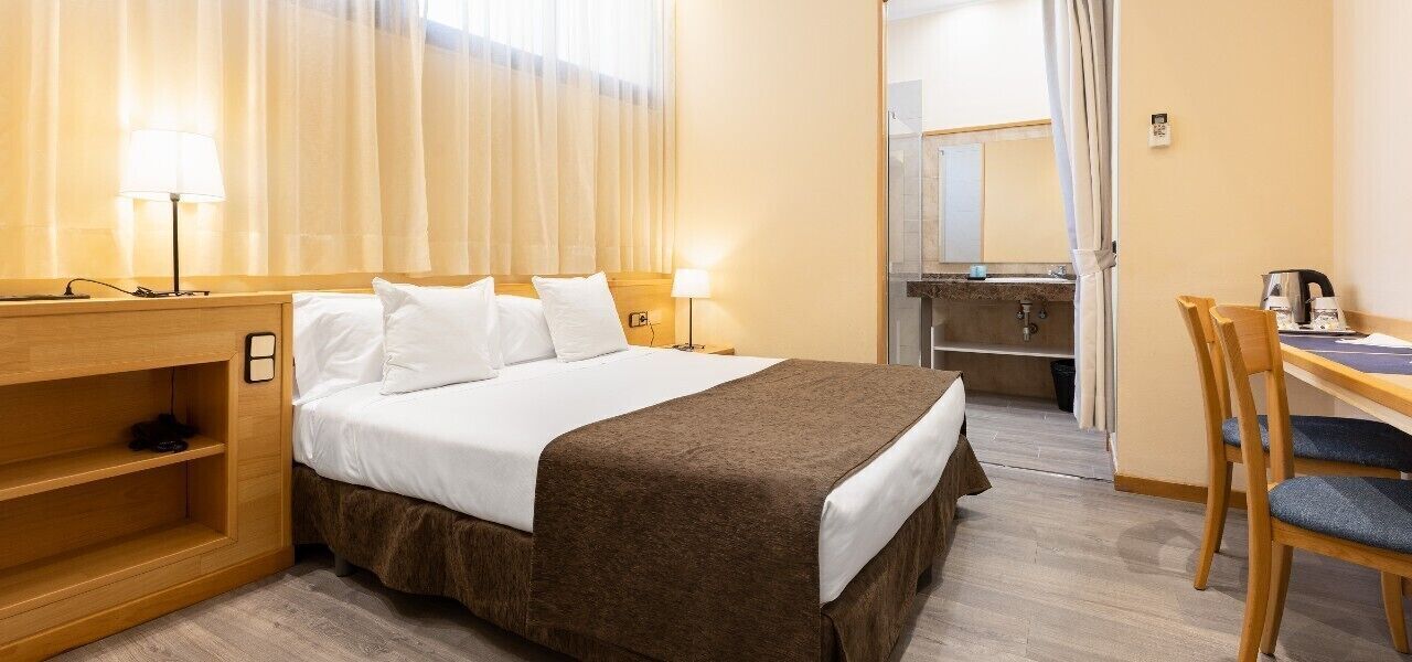 Travel cot, free WiFi, bed sheets