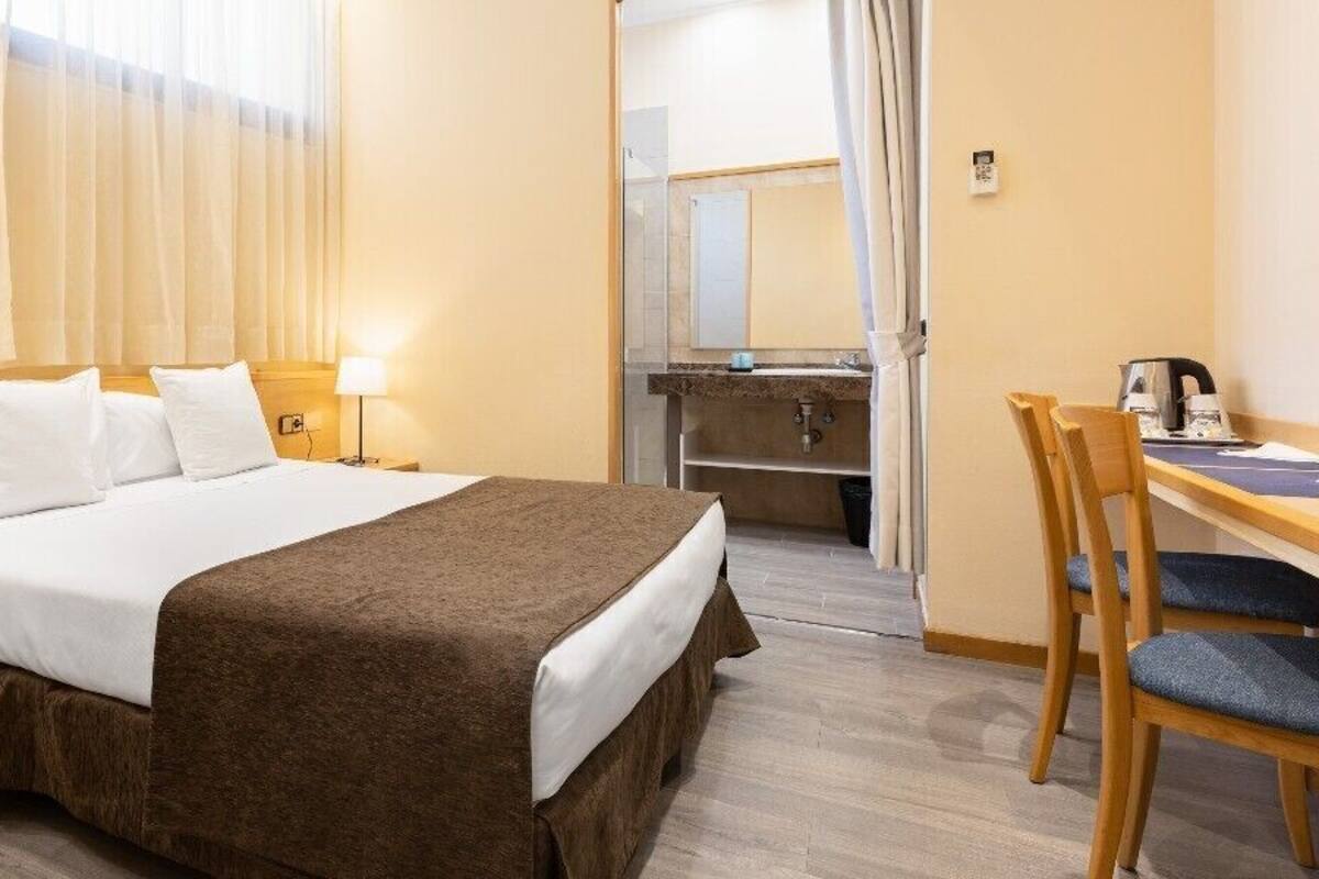Travel cot, free WiFi, bed sheets
