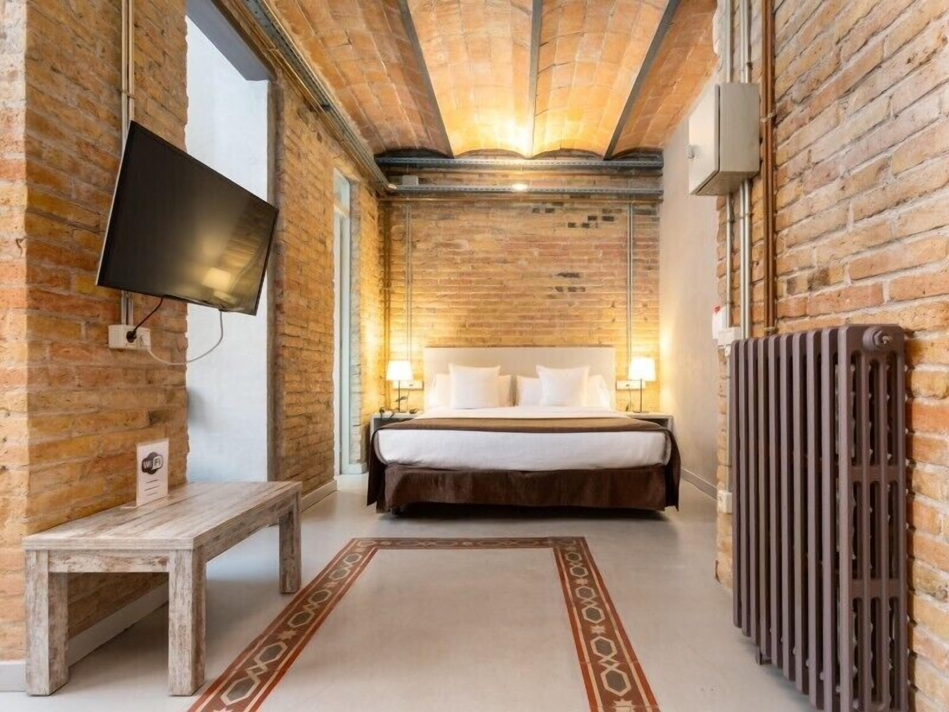 Travel cot, free WiFi, bed sheets