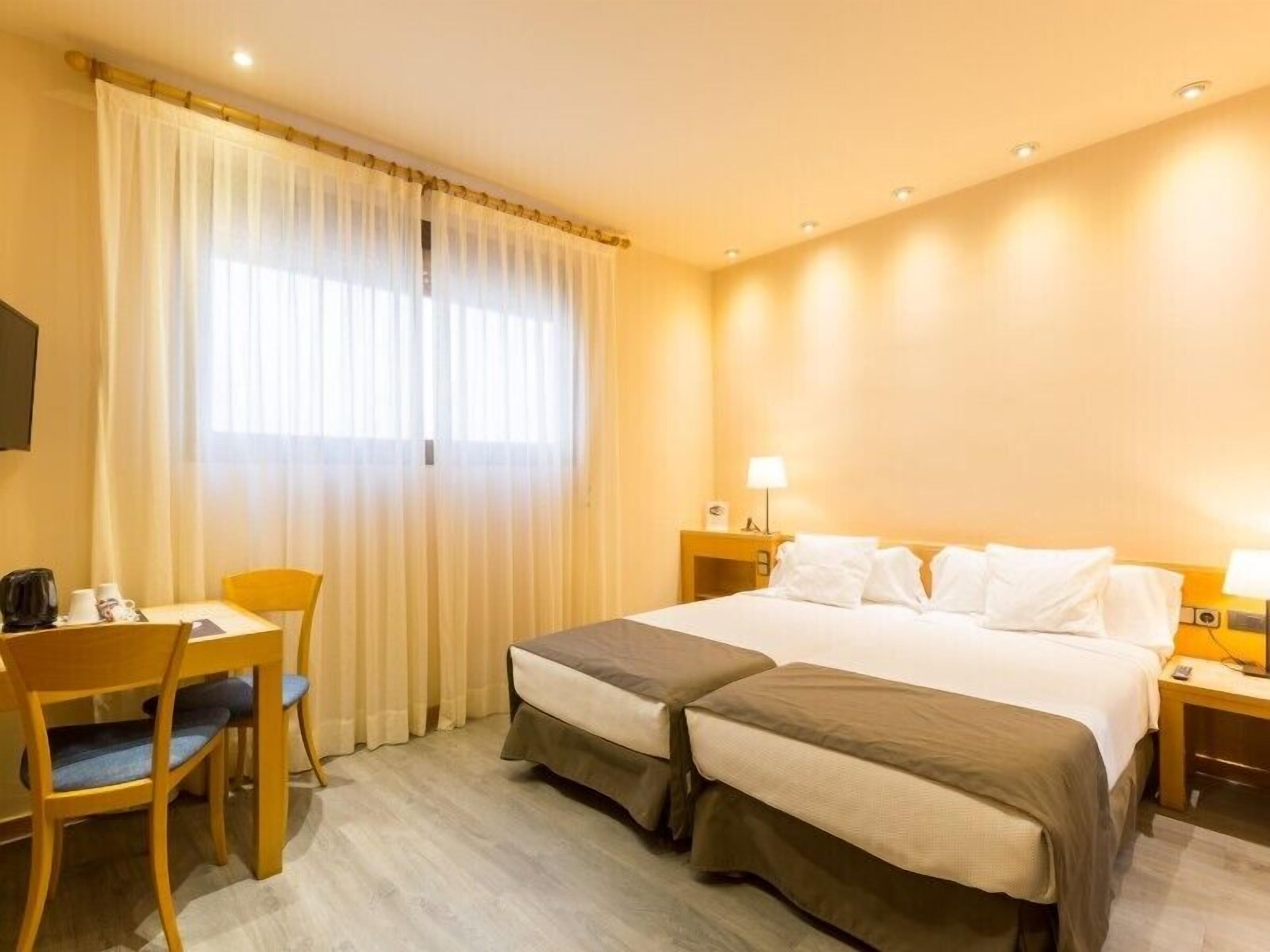 Travel cot, free WiFi, bed sheets