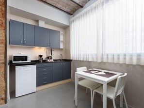 Refrigerador, microondas, tetera/pava eléctrica, tostadora