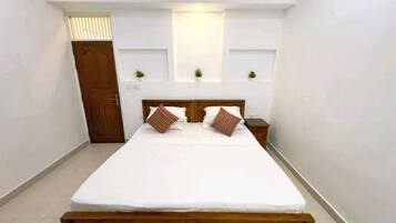 Deluxe-Doppel- oder -Zweibettzimmer | Hochwertige Bettwaren, Betten mit Memory-Foam-Matratzen, Zimmersafe