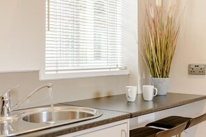 Refrigerador, microondas, horno y tetera eléctrica 