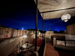Outdoor dining - Privatize an entire Typical Riad at the Marrakech Medina Center (Marrakech)