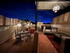 Outdoor dining - Privatize an entire Typical Riad at the Marrakech Medina Center (Marrakech)