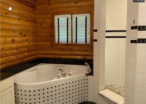 Gardenia Room | Bathroom | Free toiletries, towels, soap, shampoo - Beachwoods Inn (Loris)