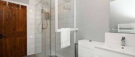 Douche, séchoir à cheveux, serviettes fournies