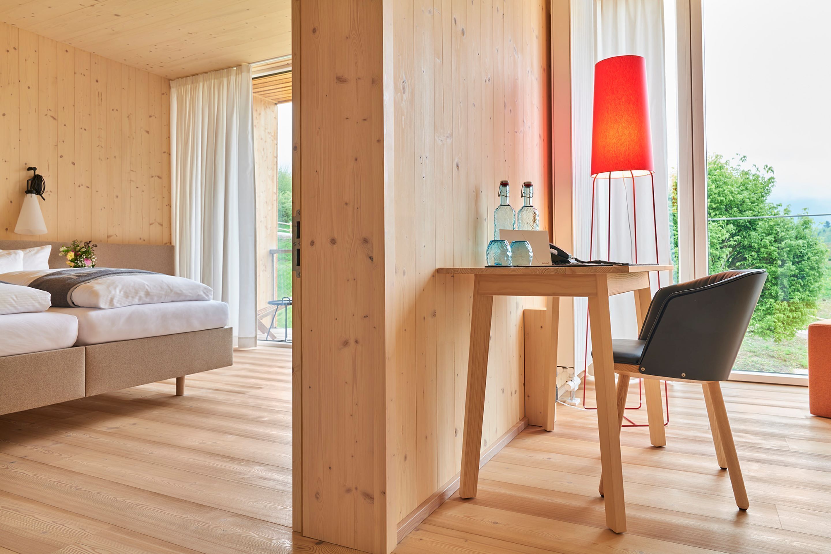 Ropa de cama hipoalergénica, edredones de plumas, minibar y caja fuerte