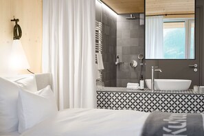 Separate tub and shower, deep soaking tub, rainfall showerhead - Kulturhof Stanggass (Bischofswiesen)