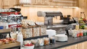 Un buffet proposant une variété d’aliments et de boissons, notamment des céréales, des fruits et des produits laitiers.