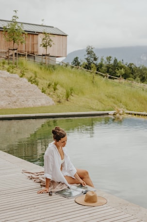 Piscina externa sazonal, funciona das 8h às 21h, espreguiçadeiras. Kulturhof Stanggass