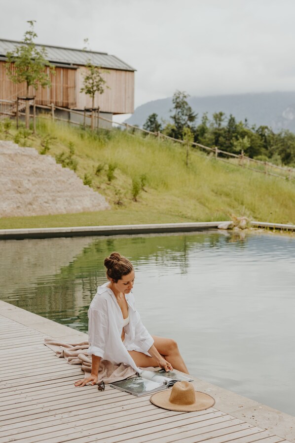 Außenpool (je nach Saison geöffnet), Liegestühle