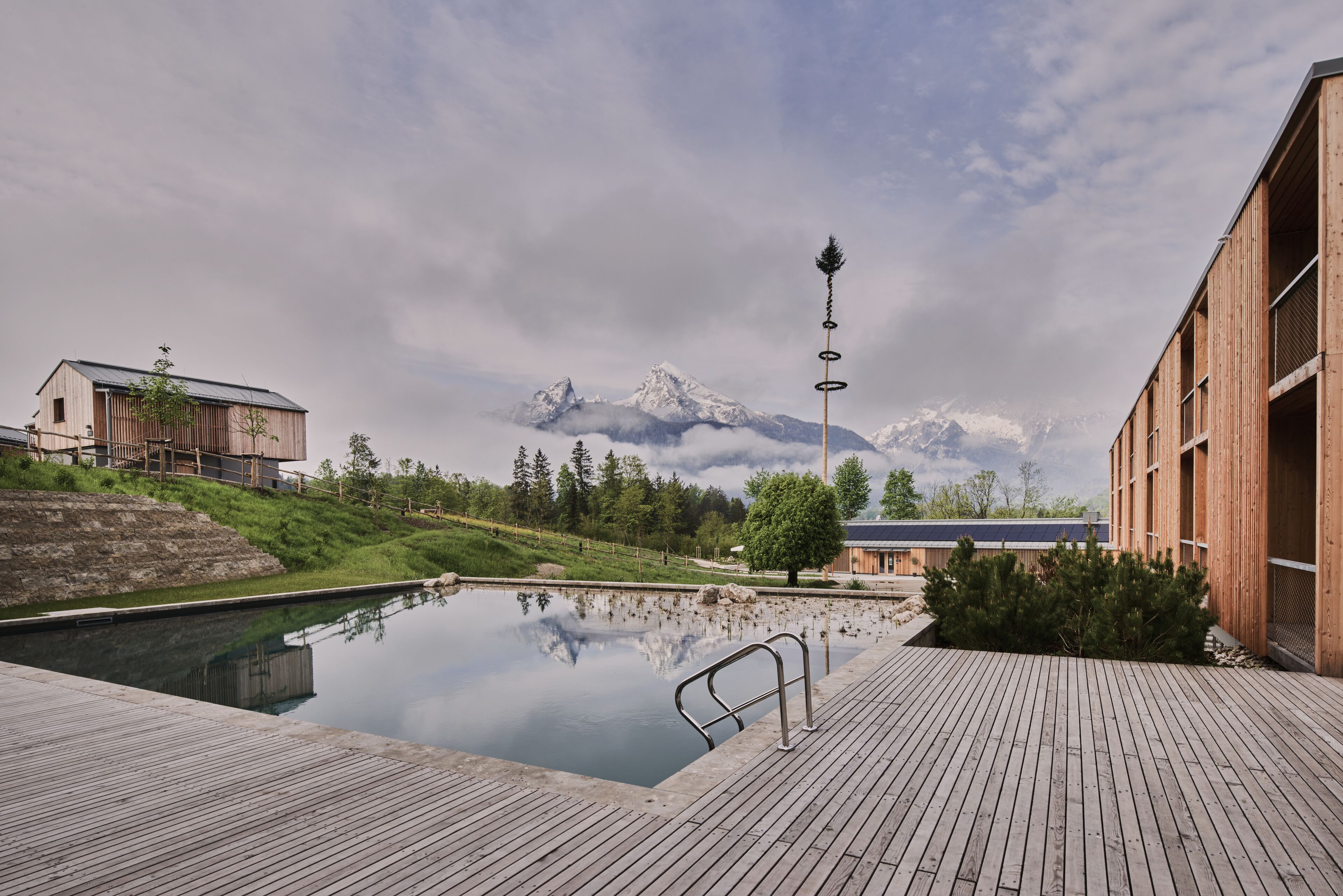 Außenpool (je nach Saison geöffnet), Liegestühle