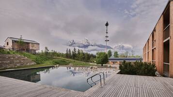 AuĂenpool (je nach Saison geöffnet), LiegestĂŒhle