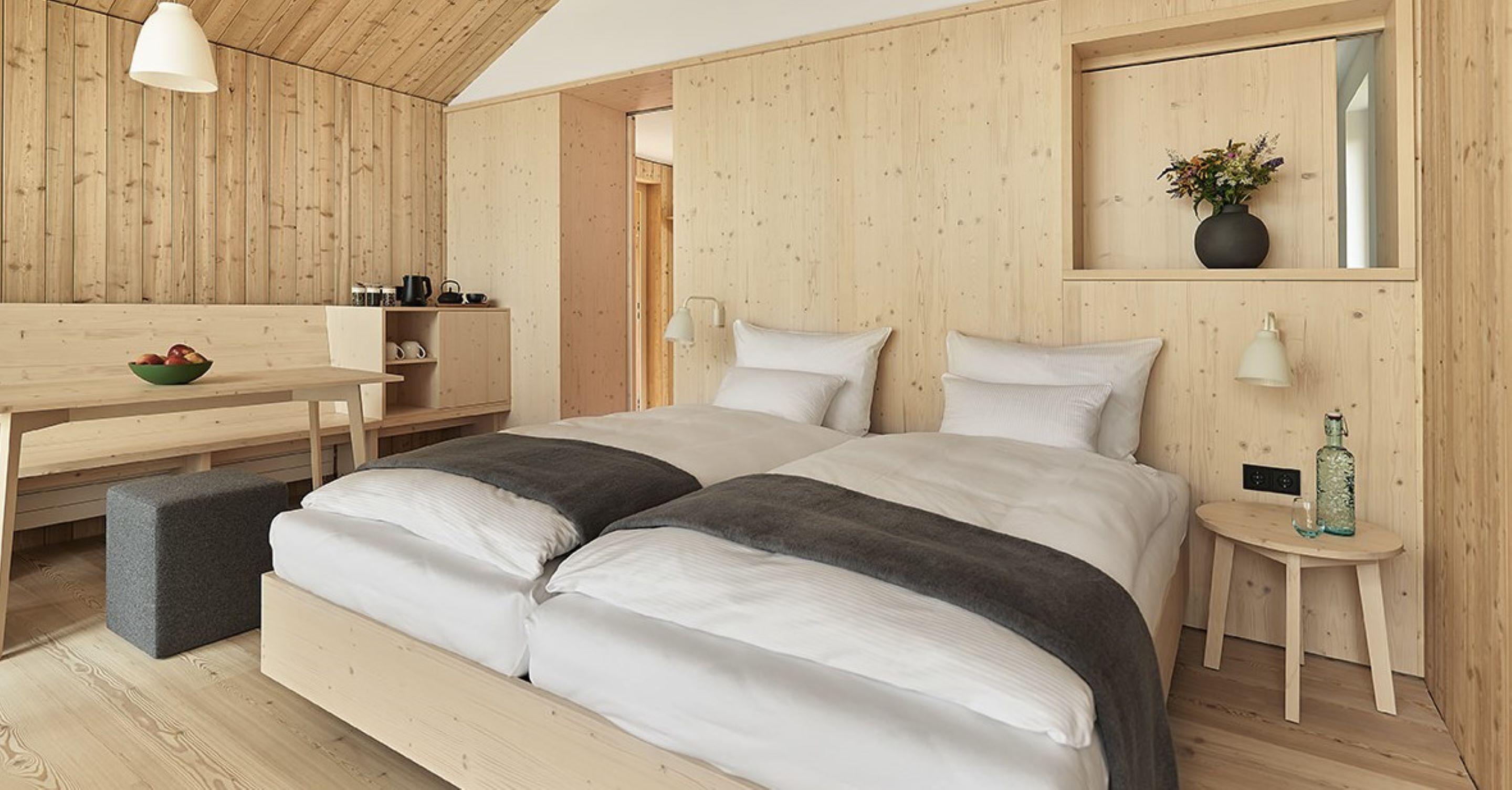 Ropa de cama hipoalergénica, edredones de plumas, minibar y caja fuerte