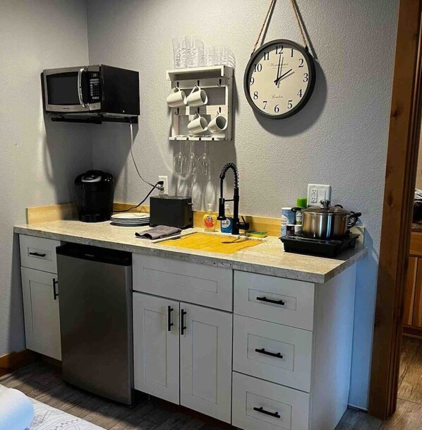 Kühlschrank, Mikrowelle, Herdplatte, Wasserkocher mit Kaffee-/Teezubehör
