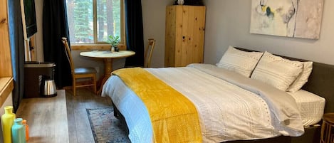 1 室のベッドルーム、デスク、WiFi (無料)、ベッドシーツ