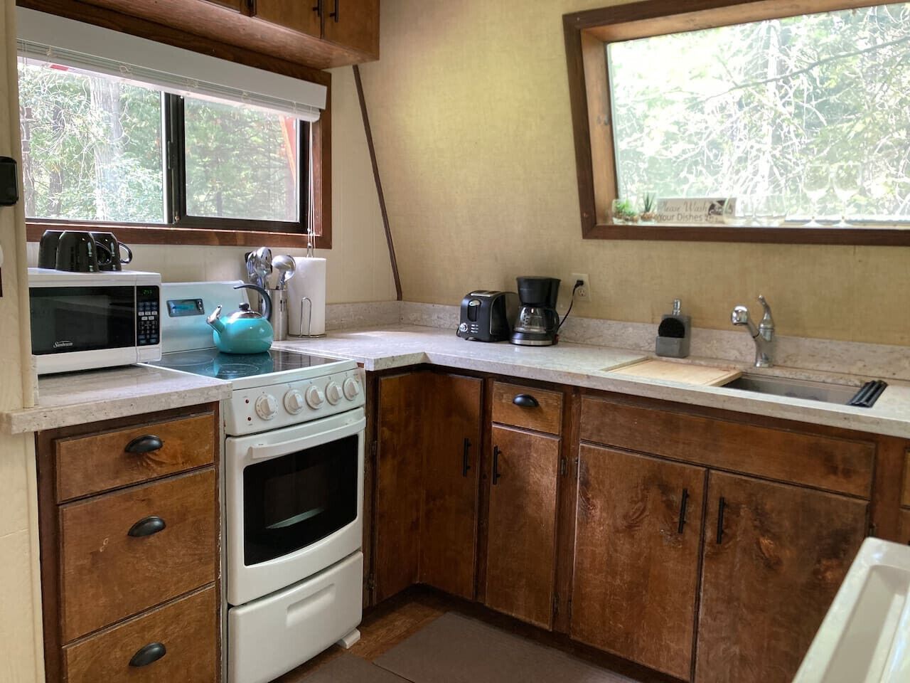 Jääkaappi, mikroaaltouuni, uuni, liesi