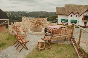 Chalet | Living area | 32-inch Smart TV with digital channels, TV, Netflix - Pousada Grom's Village (Campos do Jordão)