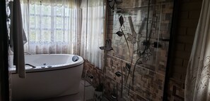 Chalet | Badkamer | Een aparte badkuip en douche, een bubbelbad, een regendouche