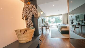 Kamar Double atau Twin Deluks | Kamar mandi | Perlengkapan mandi desainer, pengering rambut, jubah mandi, dan sandal