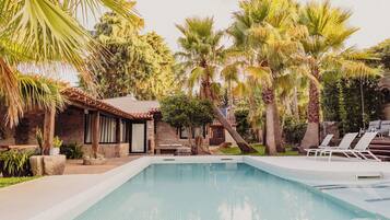 Een seizoensgebonden buitenzwembad