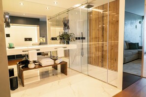 Family Suite | Bilik Mandi | Kelengkapan dandanan diri berjenama, pengering rambut, jubah mandi 