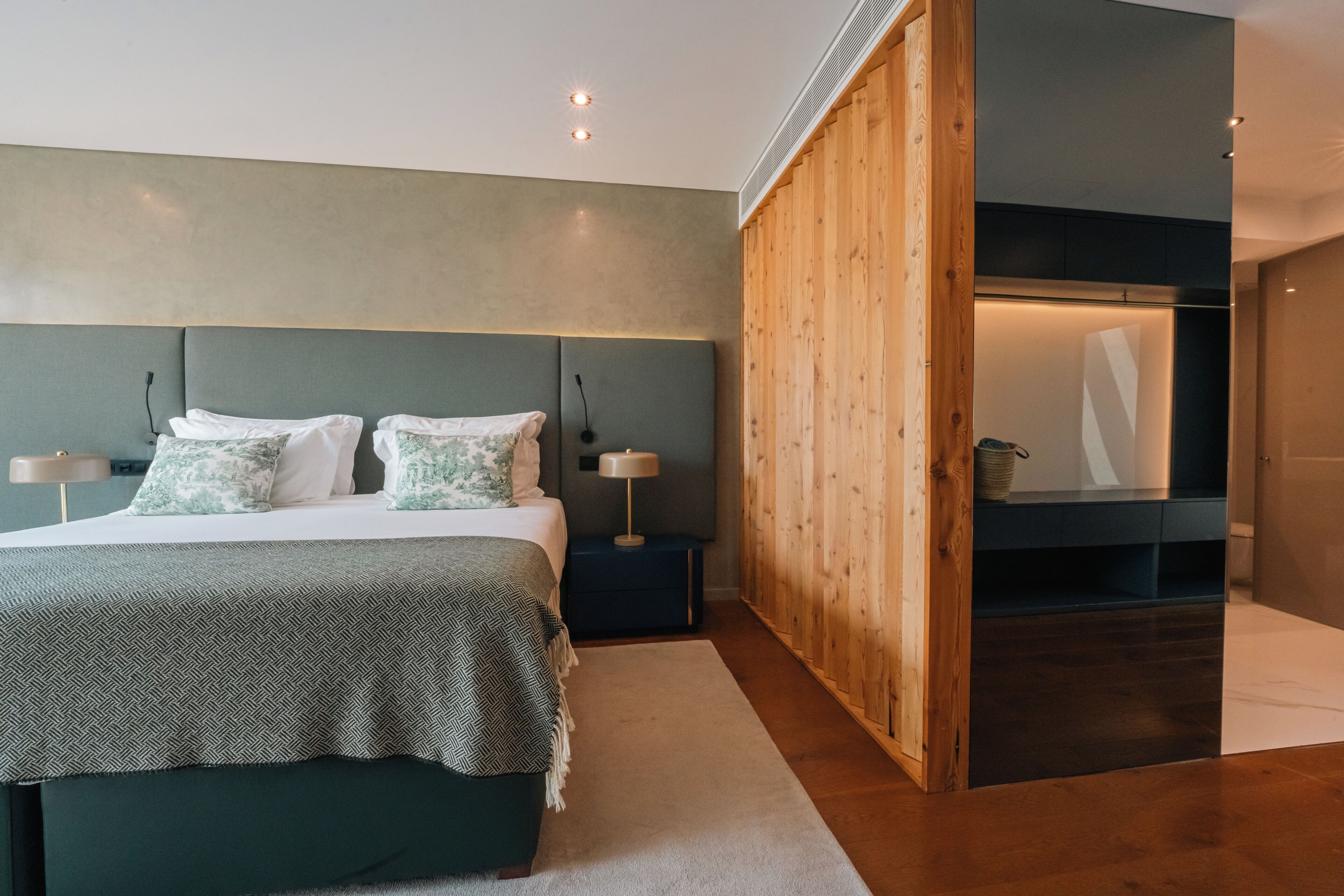 Kamar Double atau Twin Deluks | Minibar, meja kerja, ruang kerja ramah laptop, dan tirai kedap cahaya