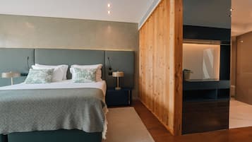 Kamar Double atau Twin Deluks | Minibar, meja kerja, ruang kerja ramah laptop, dan tirai kedap cahaya