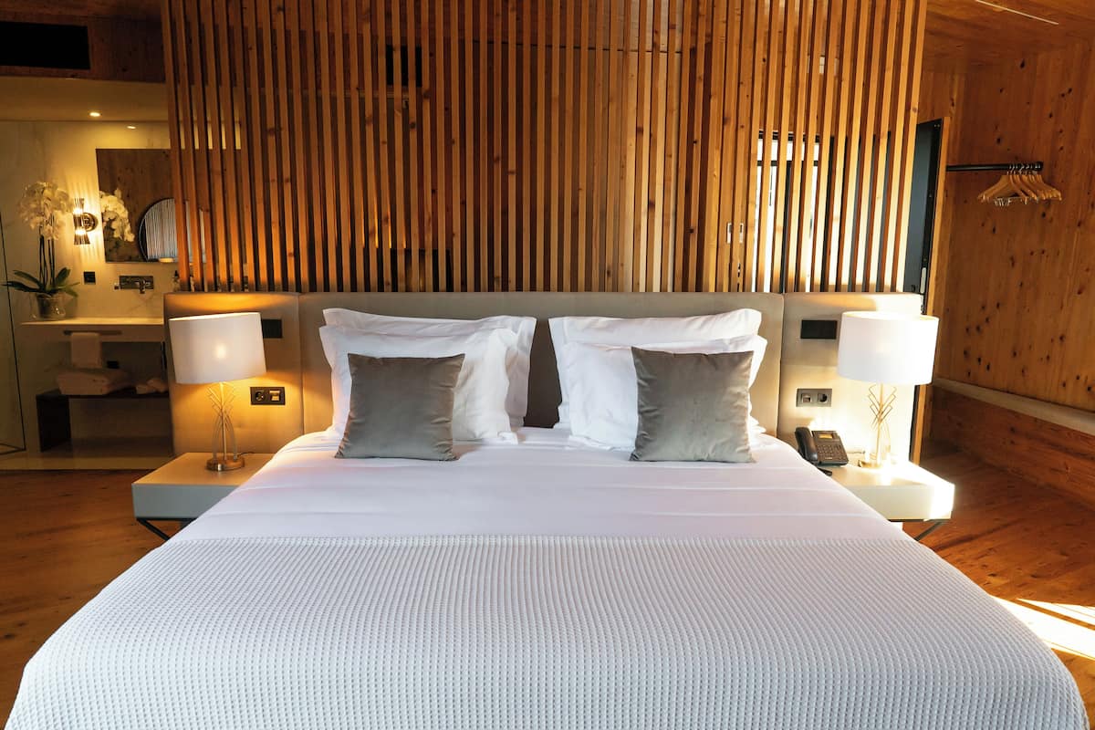 Panoramic Suite | Minibar, desk, laptop workspace, blackout curtains