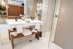 Grand Double or Twin Room | Bathroom