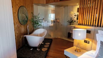 Panorama-suite | Badeværelse | Designertoiletartikler, hårtørrer, badekåber, hjemmesko