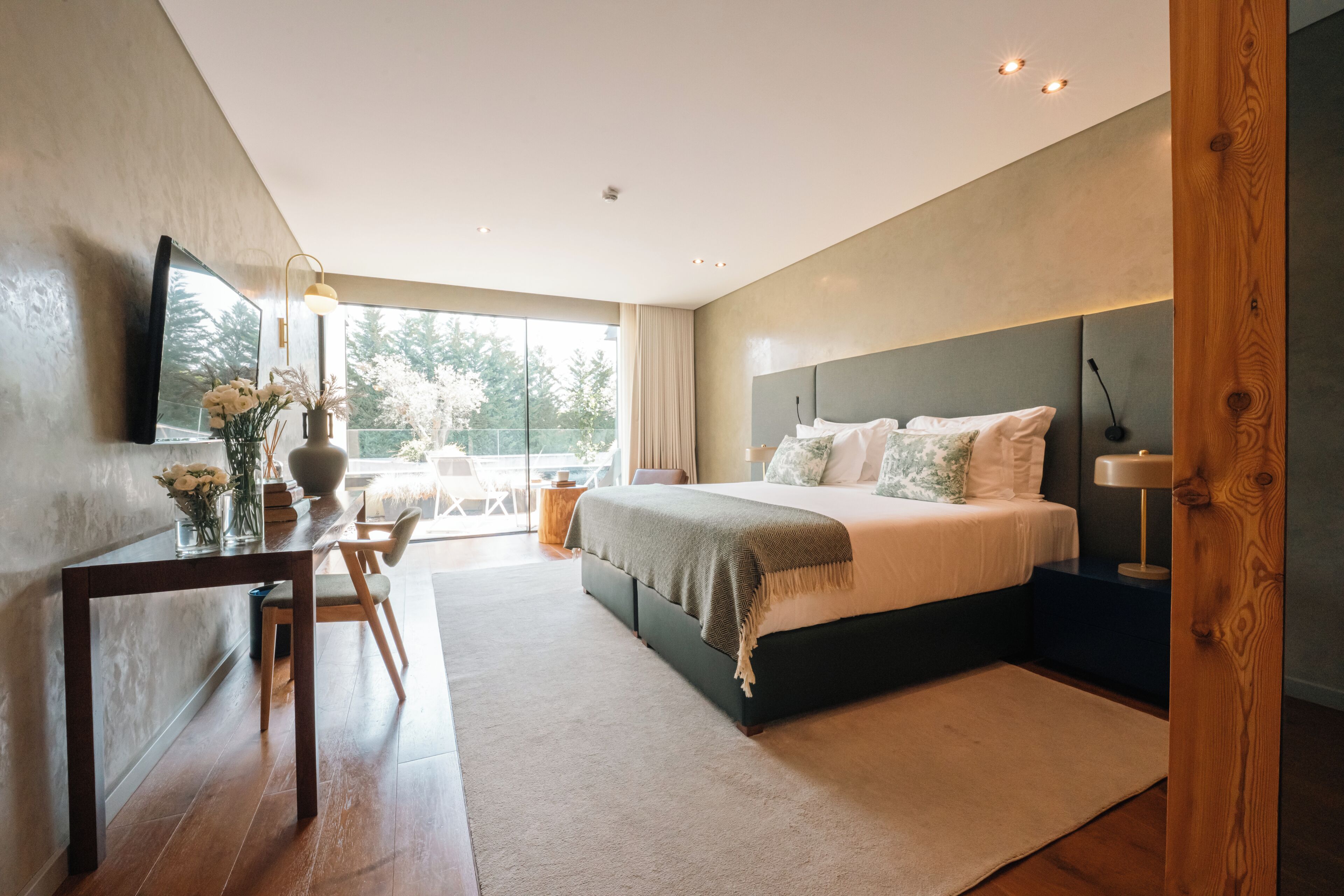 Deluxe Double or Twin Room | Minibar, desk, laptop workspace, blackout curtains