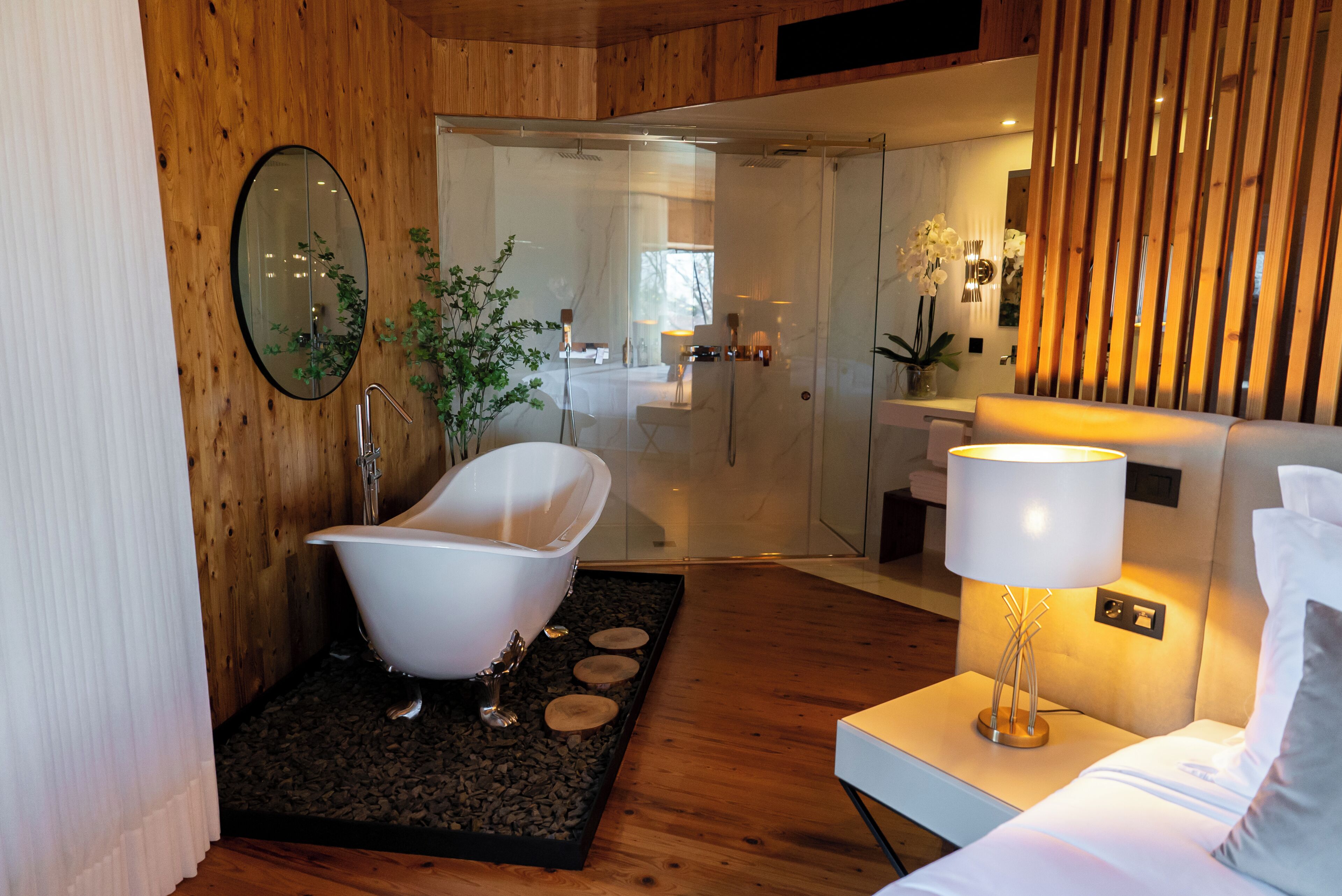 Panorama-suite | Badeværelse | Designertoiletartikler, hårtørrer, badekåber, hjemmesko