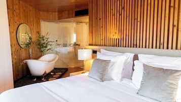 Panoramic-Suite | Badezimmer | Designer-Toilettenartikel, Haartrockner, Bademäntel, Hausschuhe