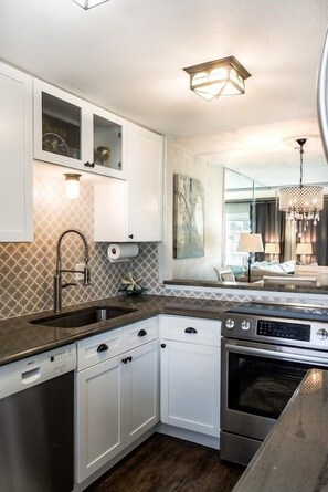 Refrigerador, microondas, horno, placa de cocina