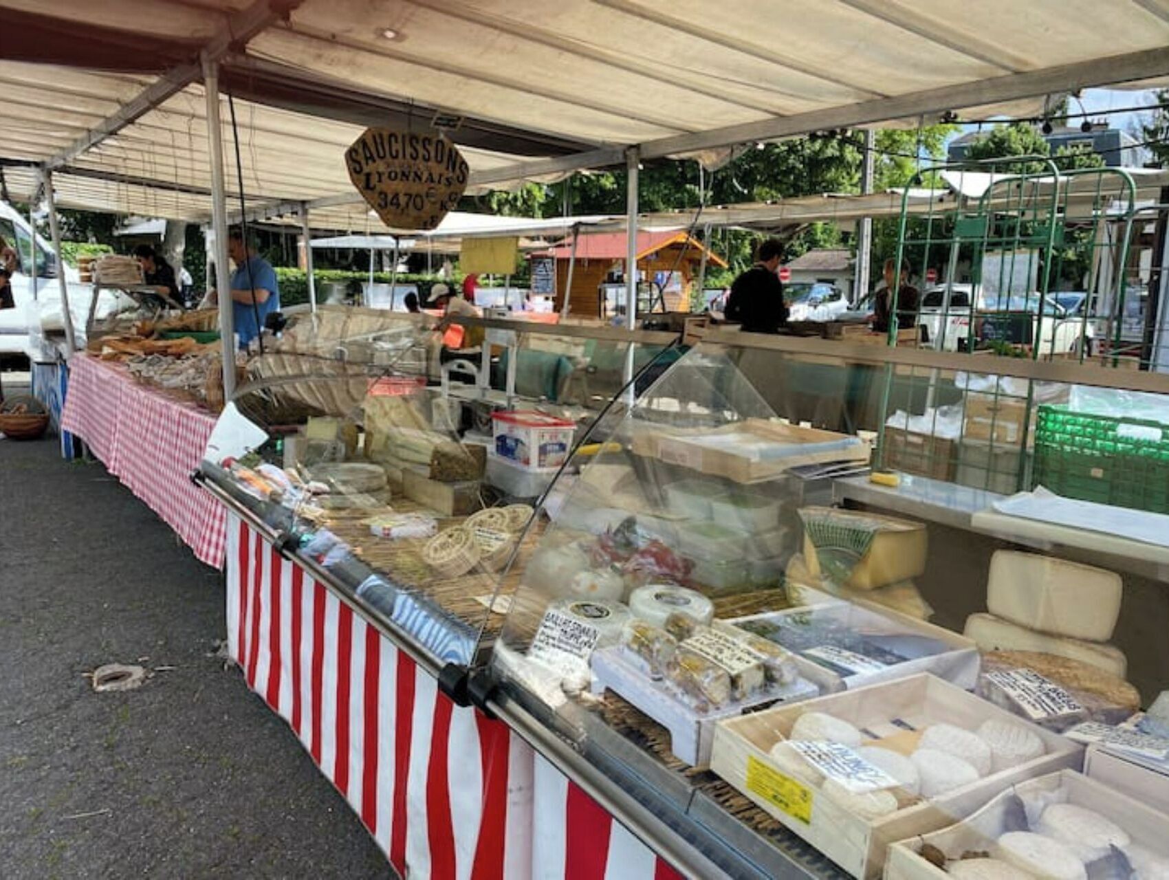 Marché les mercredis et samedis à 100m