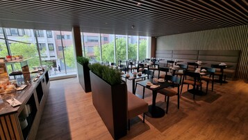 Café da manhã com buffet todos os dias mediante uma taxa