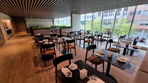 Petit déjeuner buffet servi tous les jours en supplément