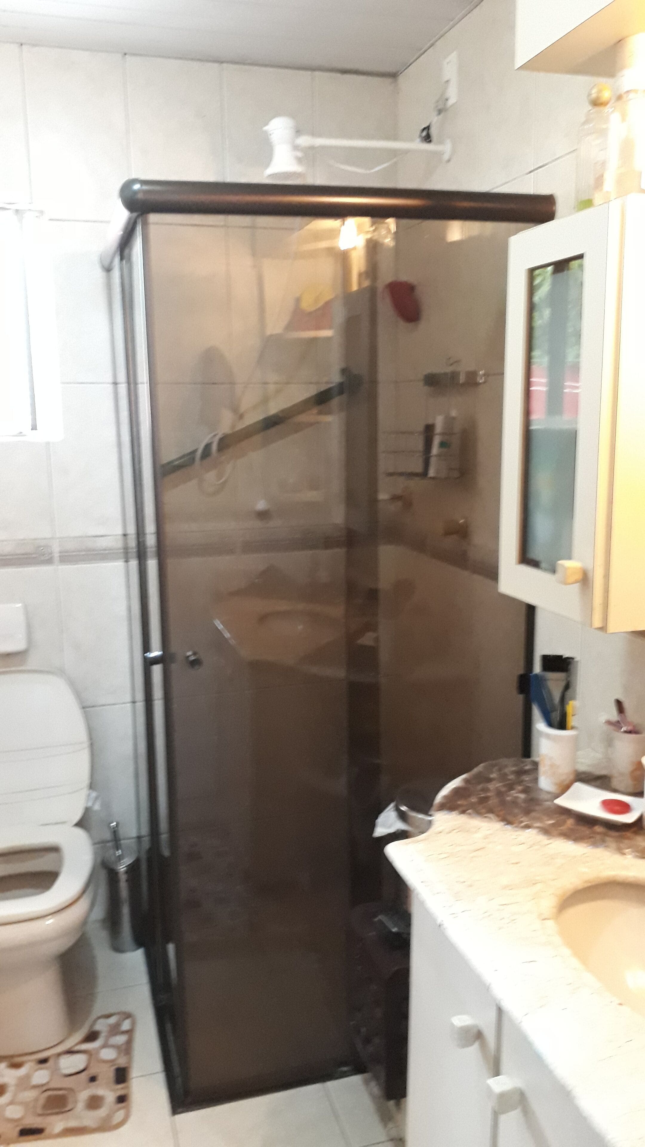 Een douche, een haardroger, handdoeken, zeep