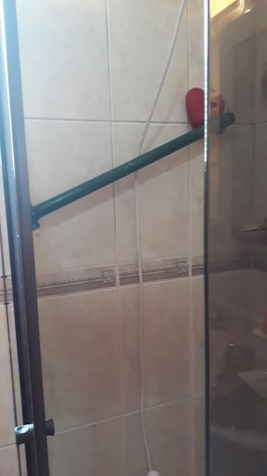 Een douche, een haardroger, handdoeken, zeep