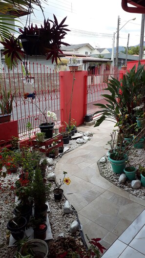 Property grounds - Comfortable house near the beach (Itapema)