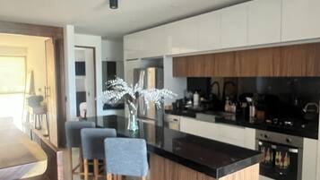 Réfrigérateur, four à micro-ondes, un four, surface de cuisson