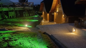 Fachada da propriedade à noite