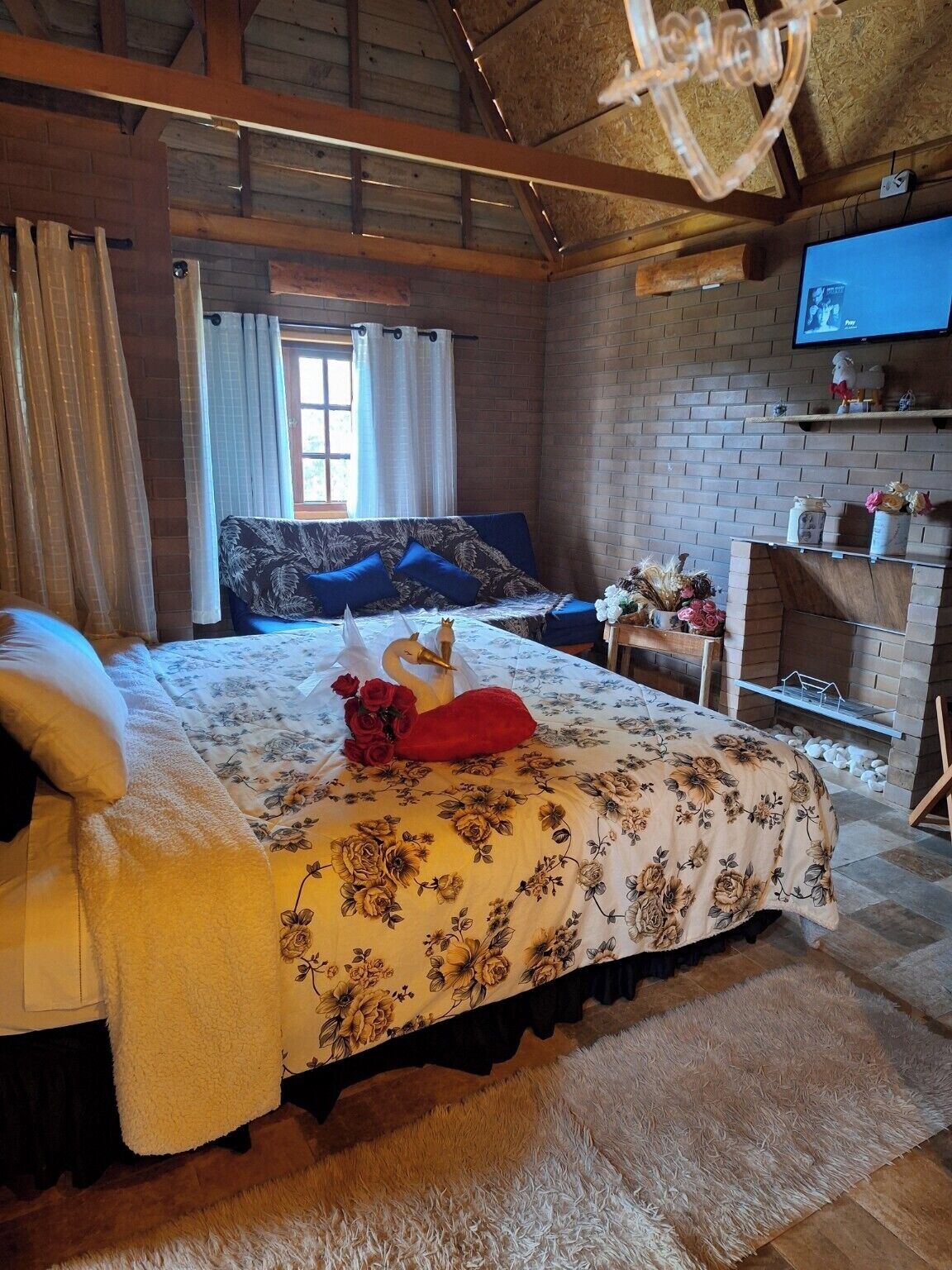 Chalet | Individually decorated, individually furnished, travel crib, free WiFi