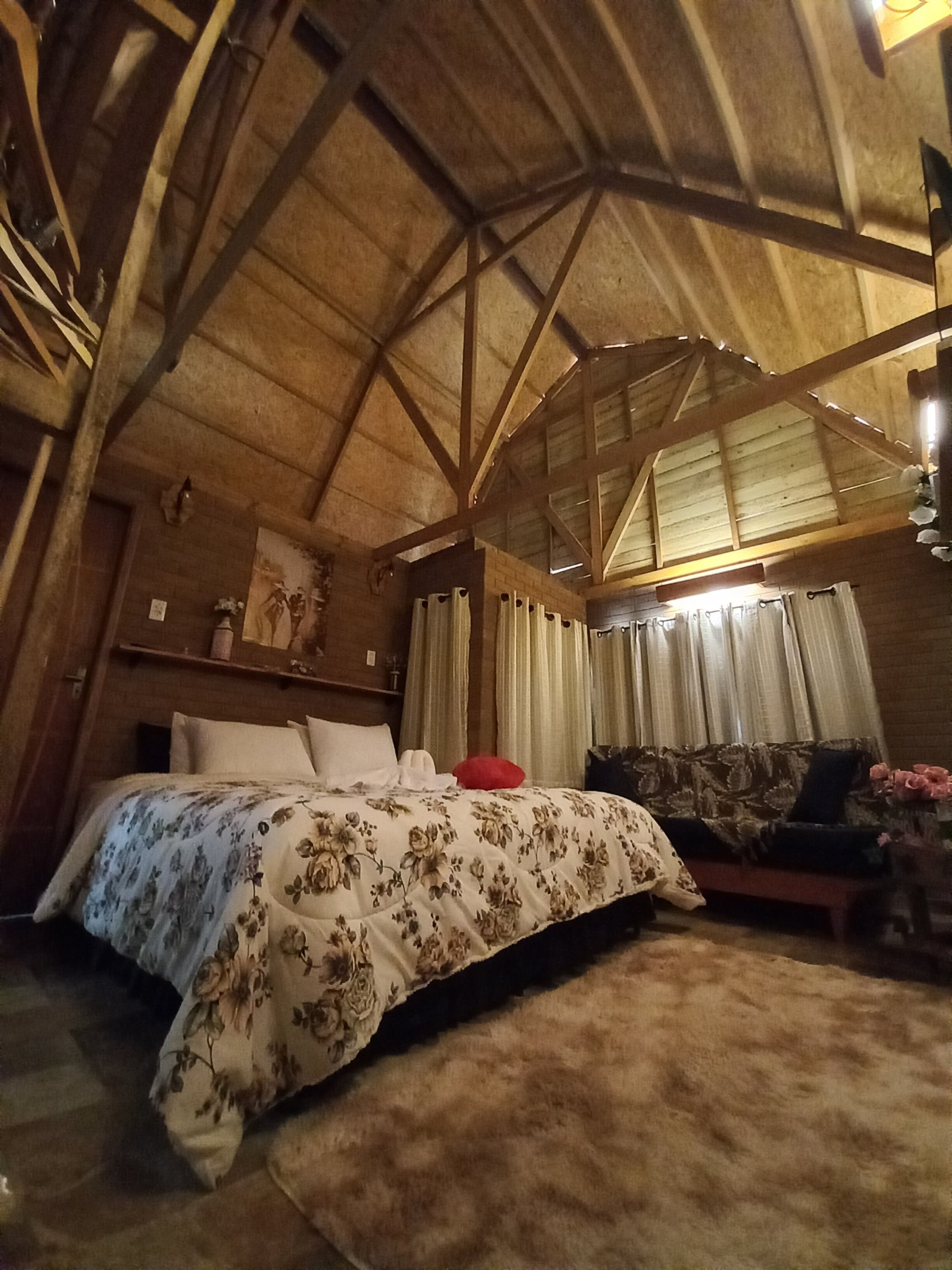 Individually decorated, individually furnished, travel cot, free WiFi