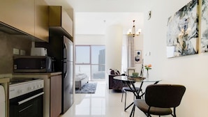 Une cuisine moderne avec un coin repas, un canapé et une table avec des chaises.