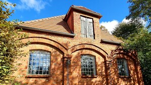 A brick building with arched windows and a central chimney. - Single room-#9 LütunLüt NEU im EG-Standard-Ensuite with Bath (Groß Dratow)